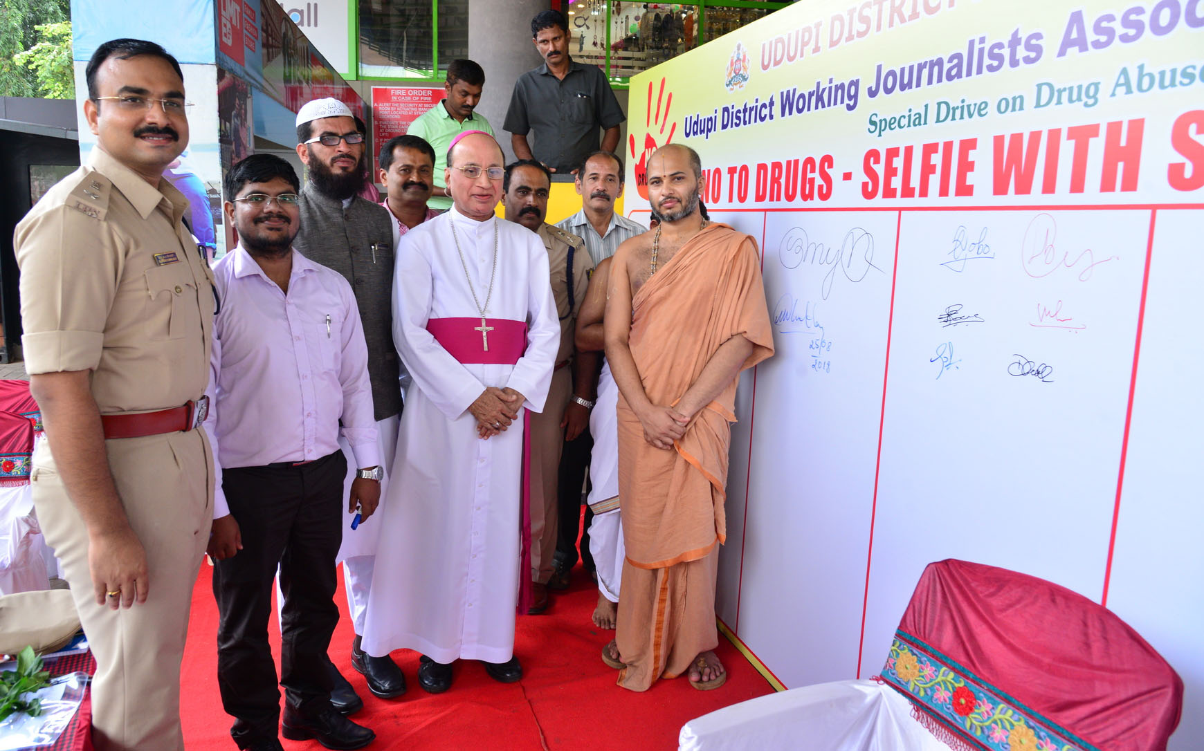 ಇಂದ್ರಿಯಗಳನ್ನು ನಿಯಂತ್ರಿಸದಿದ್ದರೆ ವ್ಯಸನಗಳಿಗೆ ಬಲಿ: ಅದಮಾರು ಶ್ರೀ