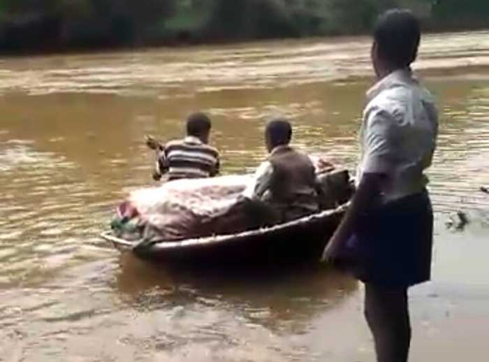 ಮೂಡಿಗೆರೆ: ರಸ್ತೆ, ಸೇತುವೆಯಿಲ್ಲದೆ ತೆಪ್ಪದಲ್ಲಿ ಮೃತದೇಹ ಸಾಗಿಸಿದ ಸಂಬಂಧಿಕರು