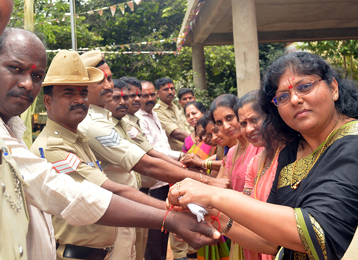 ರಕ್ಷಾಬಂಧನದ ಸಾರ್ಥಕ ಸೇವೆ ಪೊಲೀಸ್ ಇಲಾಖೆ ನಿತ್ಯ ಮಾಡುತ್ತದೆ:ಎಸ್ಪಿ ಸಂಗೀತಾ