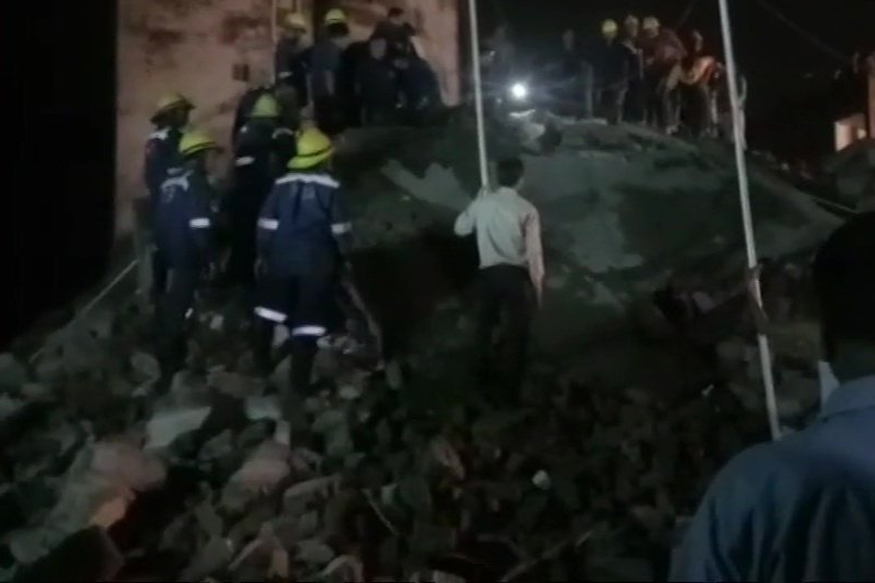 ಕುಸಿದುಬಿದ್ದ ನಾಲ್ಕು ಮಹಡಿಯ ಕಟ್ಟಡ: ನಾಲ್ವರು ಅವಶೇಷಗಳಡಿ ಸಿಲುಕಿರುವ ಶಂಕೆ