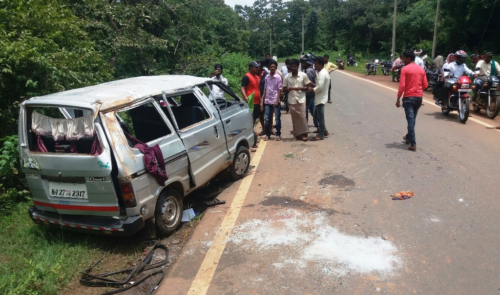 ​ಓಮ್ನಿ ಪಲ್ಟಿ: ನಾಲ್ವರು ಗಂಭೀರ