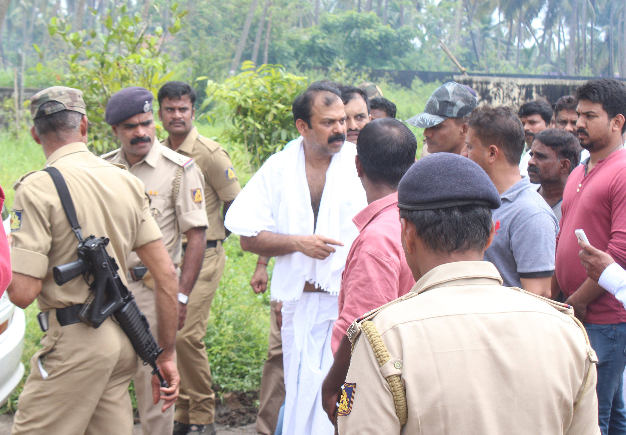 ಬಿಗಿ ಭದ್ರತ್ರೆಯಲ್ಲಿ ತಾಯಿ ಅಂತ್ಯಕ್ರಿಯೆಯಲ್ಲಿ ಪಾಲ್ಗೊಂಡ ಬನ್ನಂಜೆ ರಾಜಾ