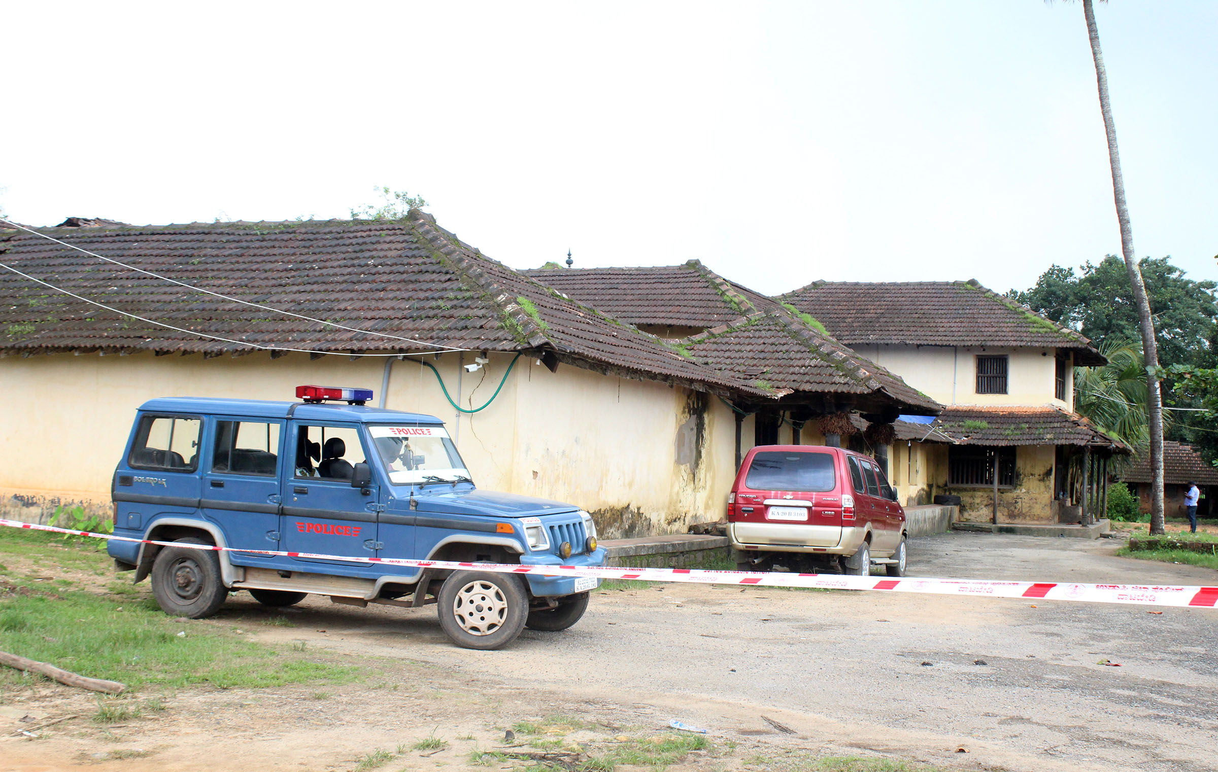ಪೊಲೀಸ್ ವಶದಲ್ಲಿದ್ದ ಶಿರೂರು ಮೂಲ ಮಠ ಹಸ್ತಾಂತರ