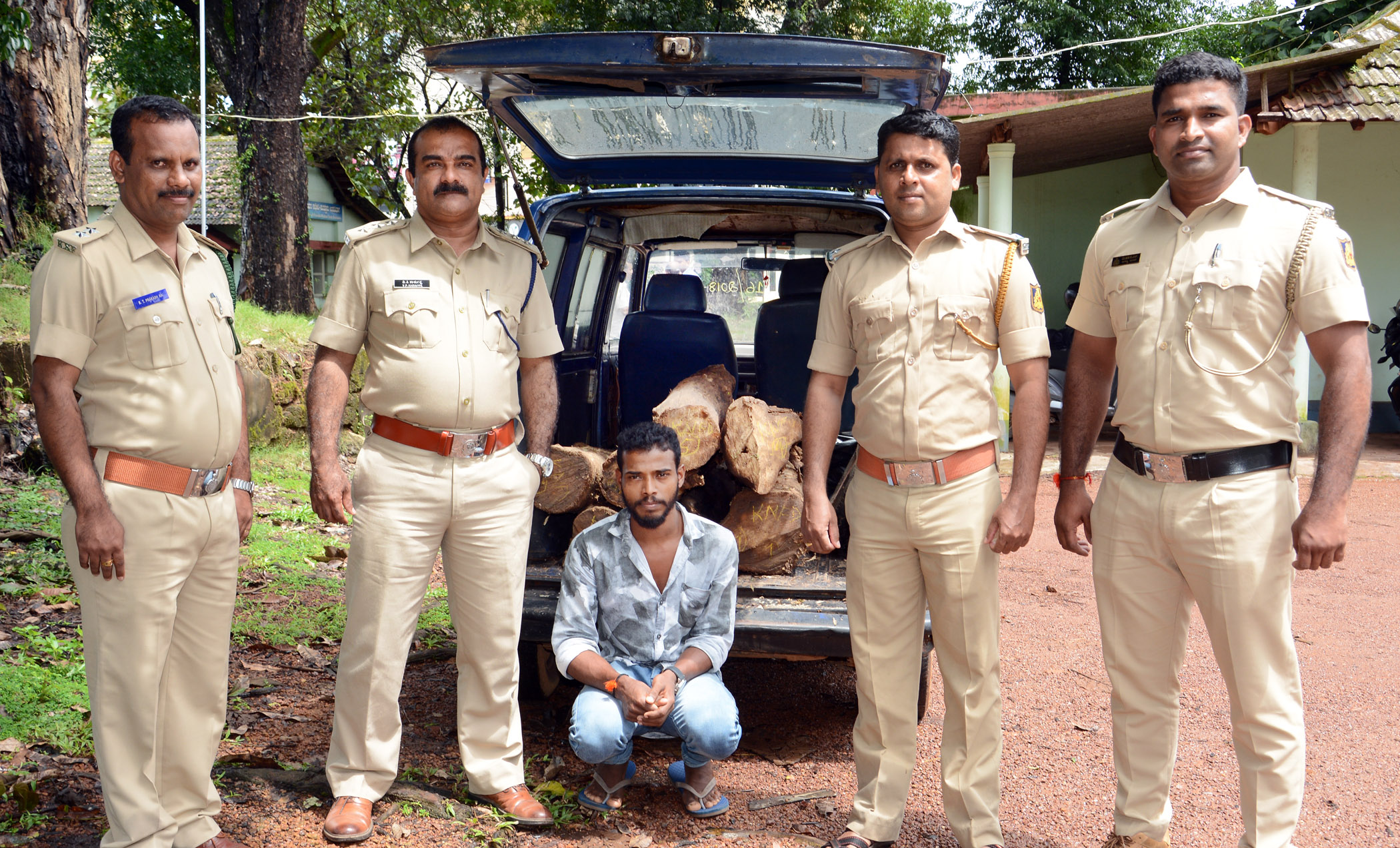 ಆಕ್ರಮ ಮರ ಸಾಗಾಟ: ಆರೋಪಿ ಬಂಧನ