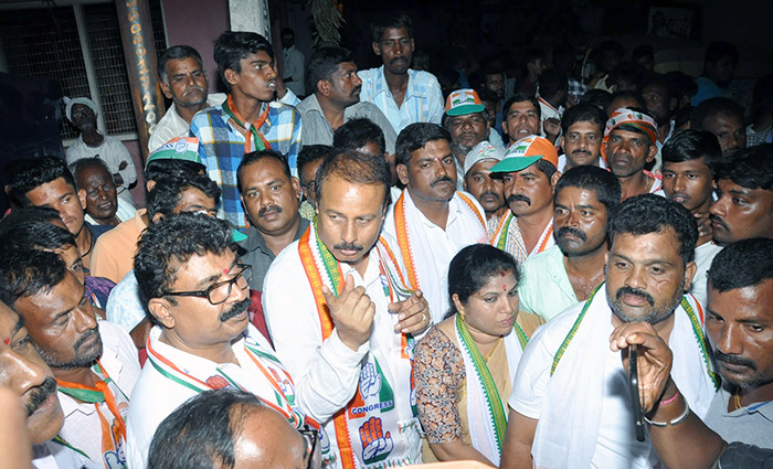 ಕೊಳ್ಳೇಗಾಲ: ನಗರಸಭೆ ಚುನಾವಣಾ ಕಾಂಗ್ರೆಸ್ ಅಭ್ಯರ್ಥಿಗಳ ಪರ ಸಂಸದ ದ್ರುವನಾರಾಯಣ್ ಮತಯಾಚನೆ