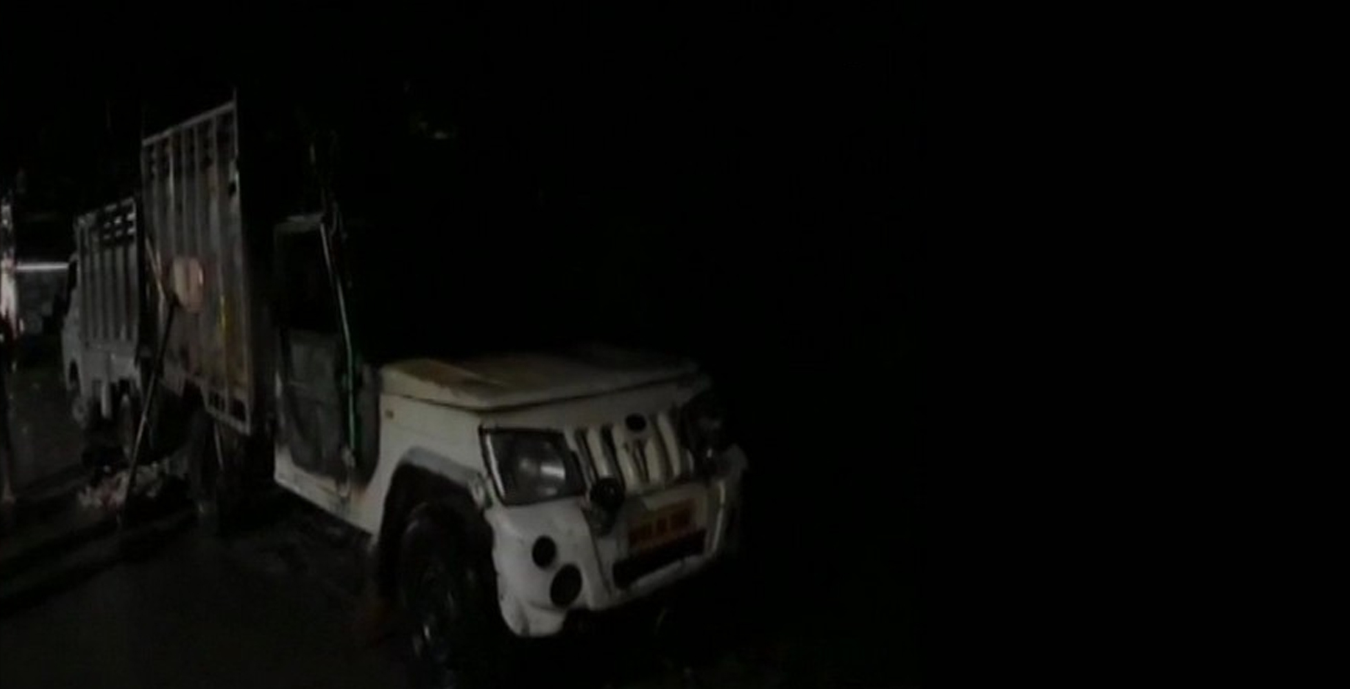 ಉತ್ತರ ಪ್ರದೇಶ: ಜಾನುವಾರುಗಳ ಎಲುಬು ಸಾಗಿಸುತ್ತಿದ್ದ ವಾಹನಕ್ಕೆ ಬೆಂಕಿ