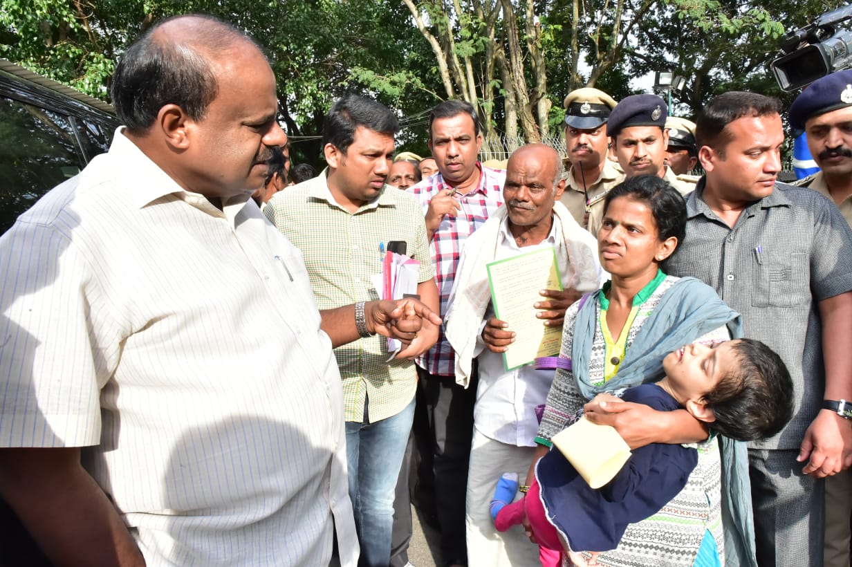 ಮುಖ್ಯಮಂತ್ರಿಯಿಂದ ಮಹಿಳೆಗೆ ಸ್ವಯಂ ಉದ್ಯೋಗಕ್ಕೆ ನೆರವು