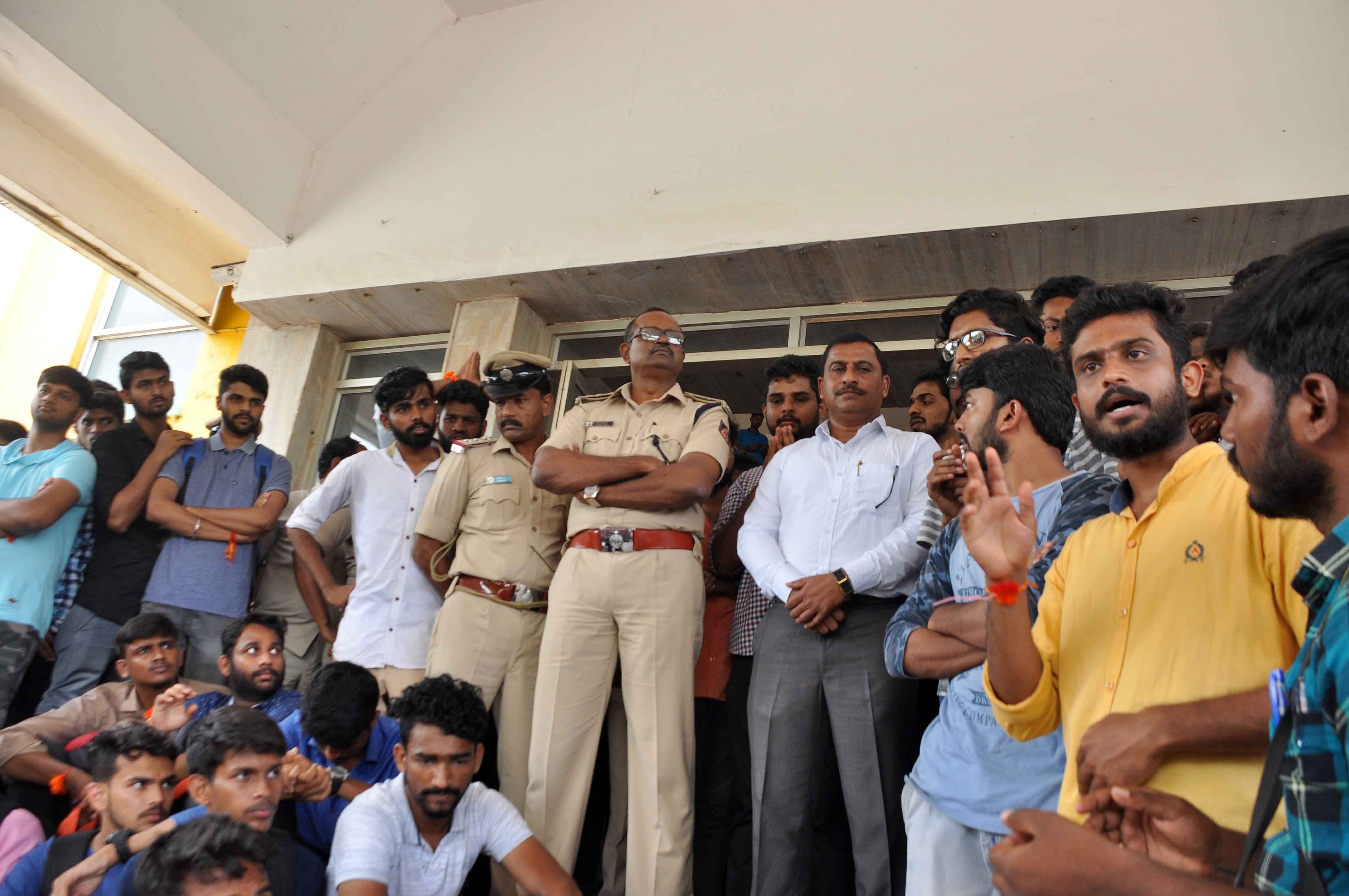 ಮಂಗಳೂರು ವಿವಿ: ವಿದ್ಯಾರ್ಥಿನಿಯರ ಎದುರು ಅಶ್ಲೀಲವಾಗಿ ವರ್ತಿಸಿದ ಅಪರಿಚಿತ