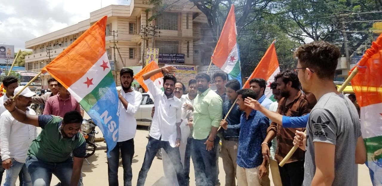 ದಾವಣಗೆರೆ: ಕೇಂದ್ರ ಸರ್ಕಾರದ ವಿರುದ್ಧ ಎನ್‍ಎಸ್‍ಯುಐ ಪ್ರತಿಭಟನೆ; ಮೋದಿ ಪ್ರತಿಕೃತಿ ದಹನ