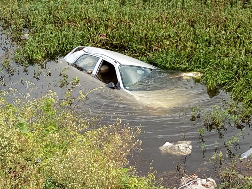 ಚಿಕ್ಕಮಗಳೂರು: ಕೆರೆಗೆ ಉರುಳಿದ ಕಾರು; ಚಾಲಕನಿಗೆ ಗಾಯ