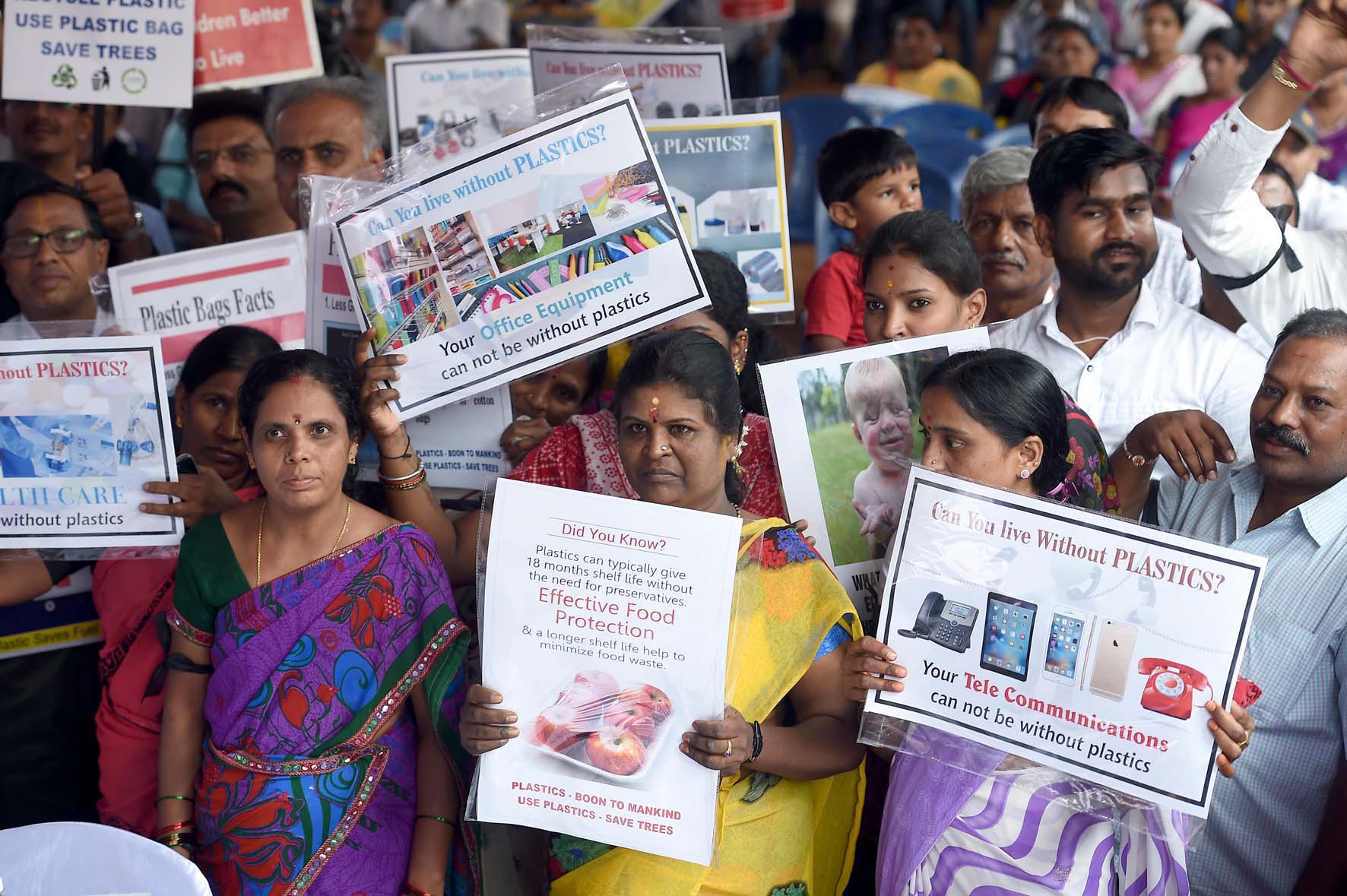 ಬೆಂಗಳೂರು: ಪ್ಲಾಸ್ಟಿಕ್ ನಿಷೇಧ ಹಿಂಪಡೆಯಲು ಒತ್ತಾಯಿಸಿ ಧರಣಿ