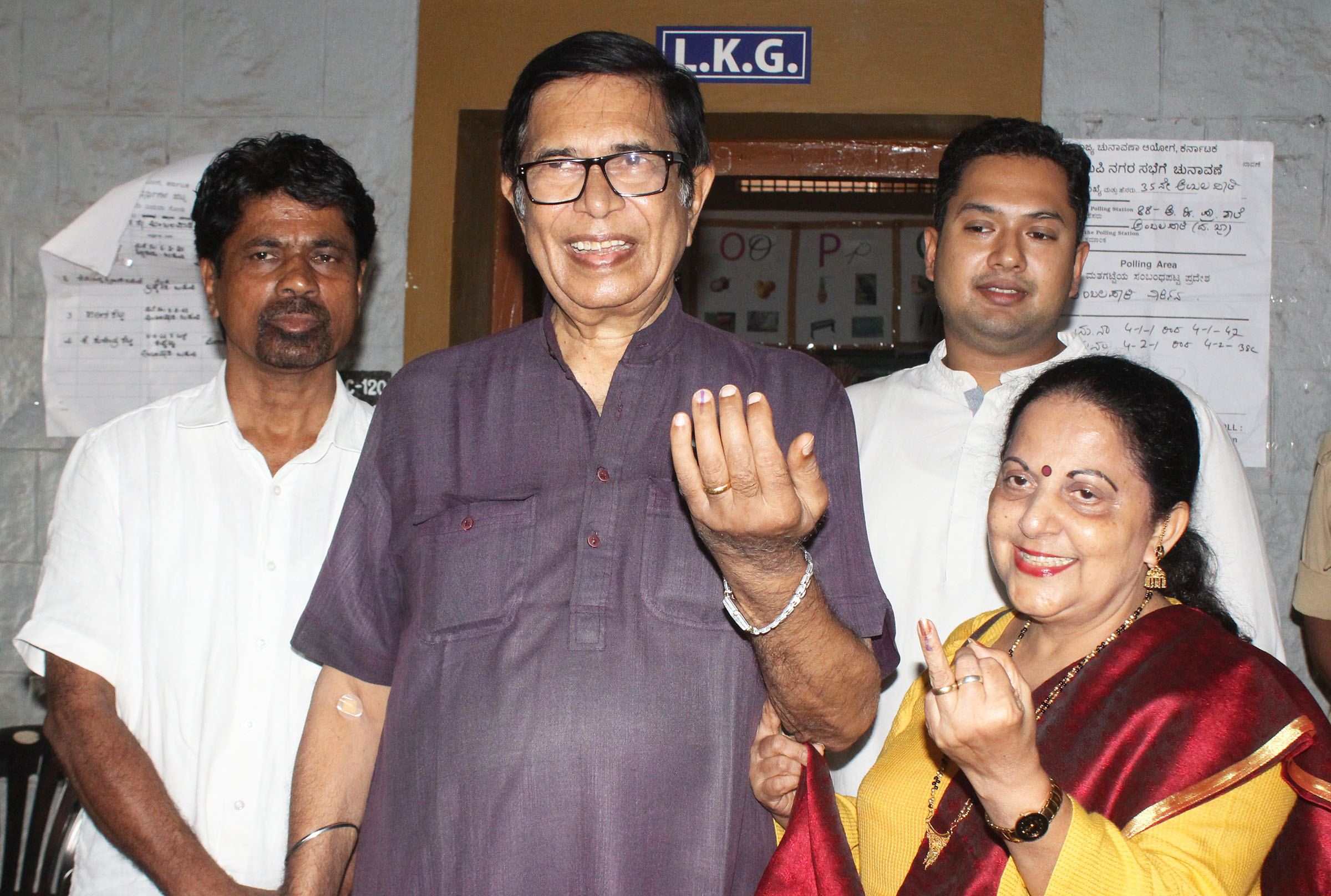 ಉಡುಪಿ ನಗರಸಭೆ ಚುನಾವಣೆ: ಆಸ್ಕರ್, ರಘುಪತಿ ಭಟ್ ಸಹಿತ ಗಣ್ಯರಿಂದ ಮತದಾನ