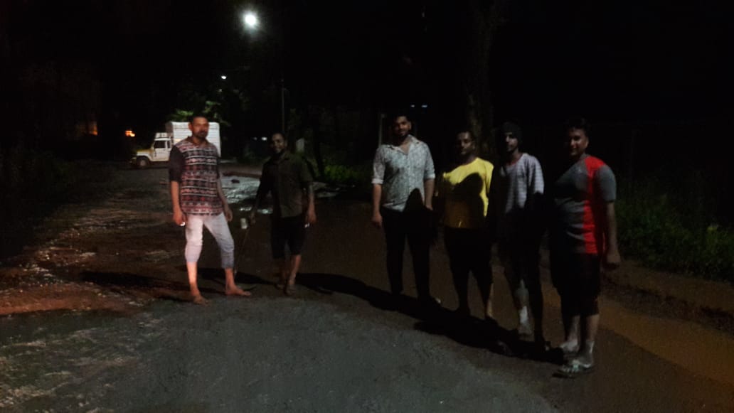 ಬೈಕಂಪಾಡಿ: ಮಧ್ಯರಾತ್ರಿ ಶ್ರಮದಾನದೊಂದಿಗೆ ರಸ್ತೆ ದುರಸ್ತಿ !