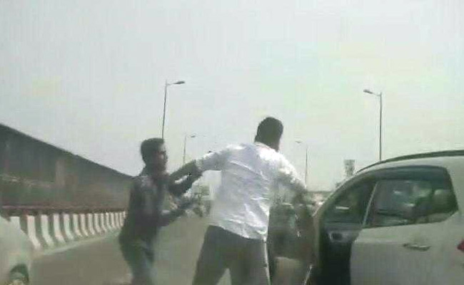 ಹಾಡಹಗಲೇ ಎಲ್ಲರೆದುರು ಉದ್ಯಮಿಯಿಂದ 70 ಲಕ್ಷ ರೂ. ದೋಚಿದರು!