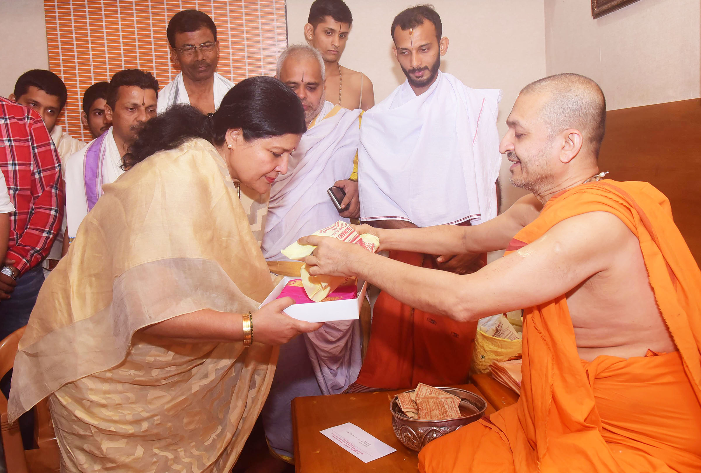 ಉಡುಪಿ ಶ್ರೀಕೃಷ್ಣ ಮಠಕ್ಕೆ ಸಚಿವೆ ಜಯಮಾಲಾ ಭೇಟಿ