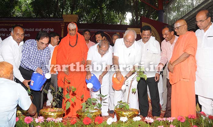 ಅಖಂಡ ಕರ್ನಾಟಕ ಒಡೆಯಲು ಕೈ ಹಾಕಿರುವವರ ಬಗ್ಗೆ ಜಾಗೃತರಾಗಿರಿ: ಯಡಿಯೂರಪ್ಪ