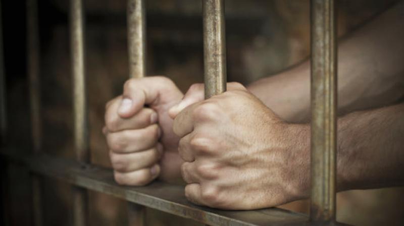 ಕತ್ತು ಹಿಸುಕಿ ವ್ಯಕ್ತಿಯ ಕೊಲೆ: ಪತ್ನಿ, ಪ್ರಿಯಕರನ ಬಂಧನ