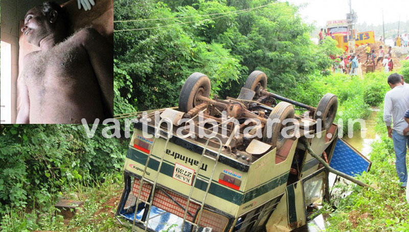 ಭಟ್ಕಳ: ಟ್ರಕ್ ಢಿಕ್ಕಿ; ಕಂದಕಕ್ಕೆ ಉರುಳಿಬಿದ್ದ ಟೆಂಪೊ; ಓರ್ವ ಮೃತ್ಯು