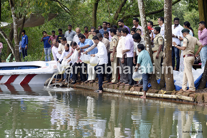 ಮೂಡುಬಿದಿರೆ ಕಡಲಕೆರೆಗೆ 25 ಸಾವಿರ ಮೀನು ಮರಿಗಳ ಸಮರ್ಪಣೆ
