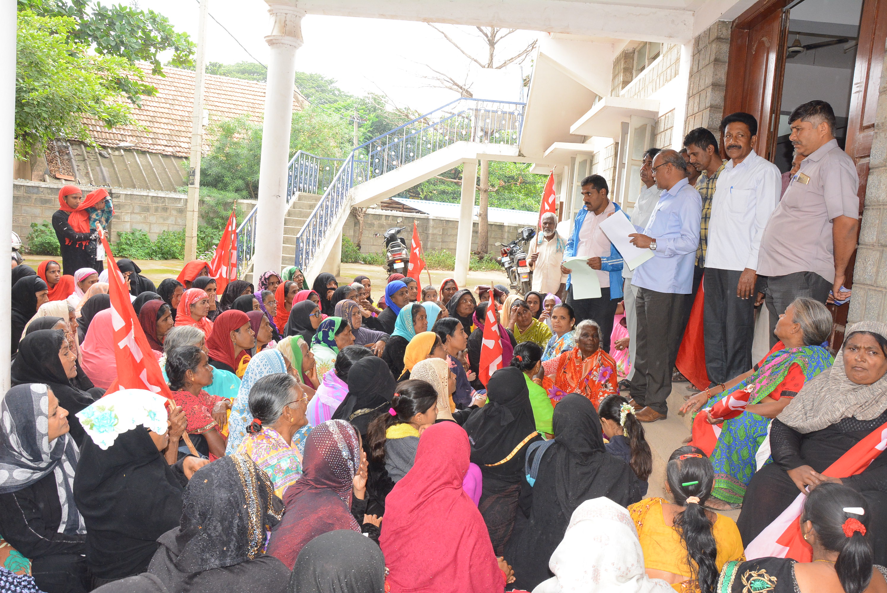 ತುಮಕೂರು: ಕನಿಷ್ಟ ಕೂಲಿ, ತುಟ್ಟಿಭತ್ಯೆ ಜಾರಿಗೆ ಒತ್ತಾಯಿಸಿ ಬೀಡಿ ಕಾರ್ಮಿಕರಿಂದ ಧರಣಿ