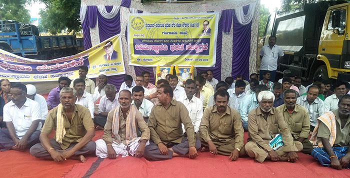 ಗಂಗಾವತಿ: ದಿನಗೂಲಿ ನೌಕರರ ಖಾಯಂಗೆ ಒತ್ತಾಯಿಸಿ ಪೌರಕಾರ್ಮಿರಿಂದ ಧರಣಿ
