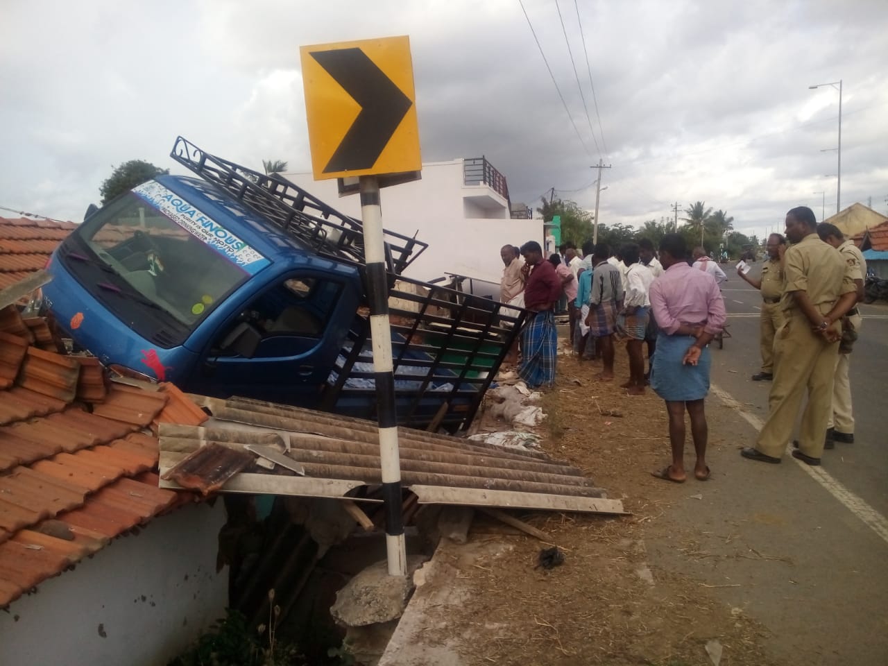 ಕೊಳ್ಳೇಗಾಲ: ಚಾಲಕನ ನಿಯಂತ್ರಣ ತಪ್ಪಿ ಮನೆಗೆ ನುಗ್ಗಿದ ಗೂಡ್ಸ್ ಆಟೋ