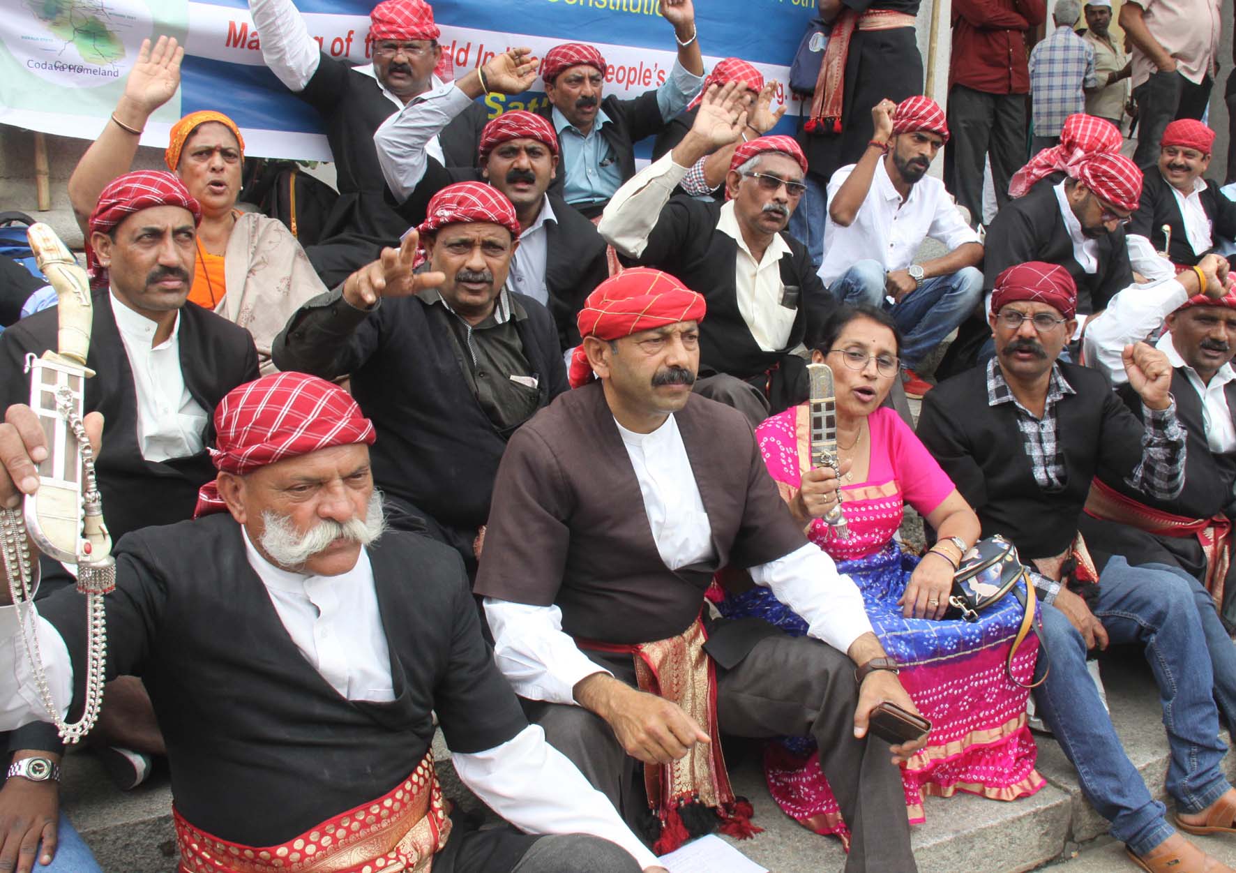 ಬೆಂಗಳೂರು: ಭೂಮಿ ಹಕ್ಕೊತ್ತಾಯಕ್ಕೆ ಆಗ್ರಹಿಸಿ ಕೊಡವರ ಧರಣಿ