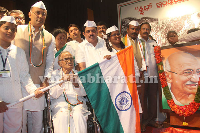 ದೇಶ ಪ್ರೇಮದ ಬಗ್ಗೆ ಇಂದು ಭಾಷಣ ಮಾಡುವವರು, ಅಂದು ಬ್ರಿಟೀಷರ ಜೊತೆ ಕೈ ಜೋಡಿಸಿದ್ದರು