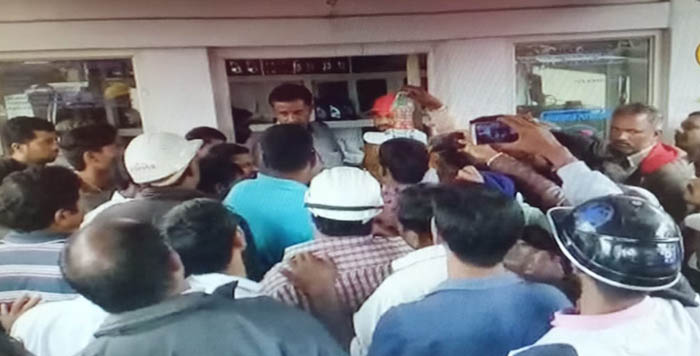 ಚಿಕ್ಕಮಗಳೂರು: ಪೆಟ್ರೋಲ್ ಬಂಕ್‍ನಲ್ಲಿ ವಂಚನೆ ಆರೋಪ; ಸಾರ್ವಜನಿಕರಿಂದ ಧರಣಿ