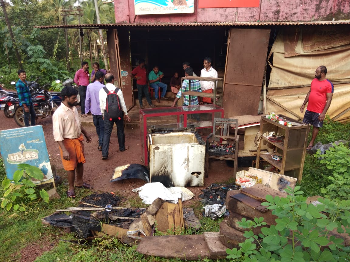 ಬಂಟ್ವಾಳ: ಸಿಡಿಲು ಬಡಿದು ಅಂಗಡಿ ಬೆಂಕಿಗಾಹುತಿ; ಲಕ್ಷಾಂತರ ರೂ. ನಷ್ಟ