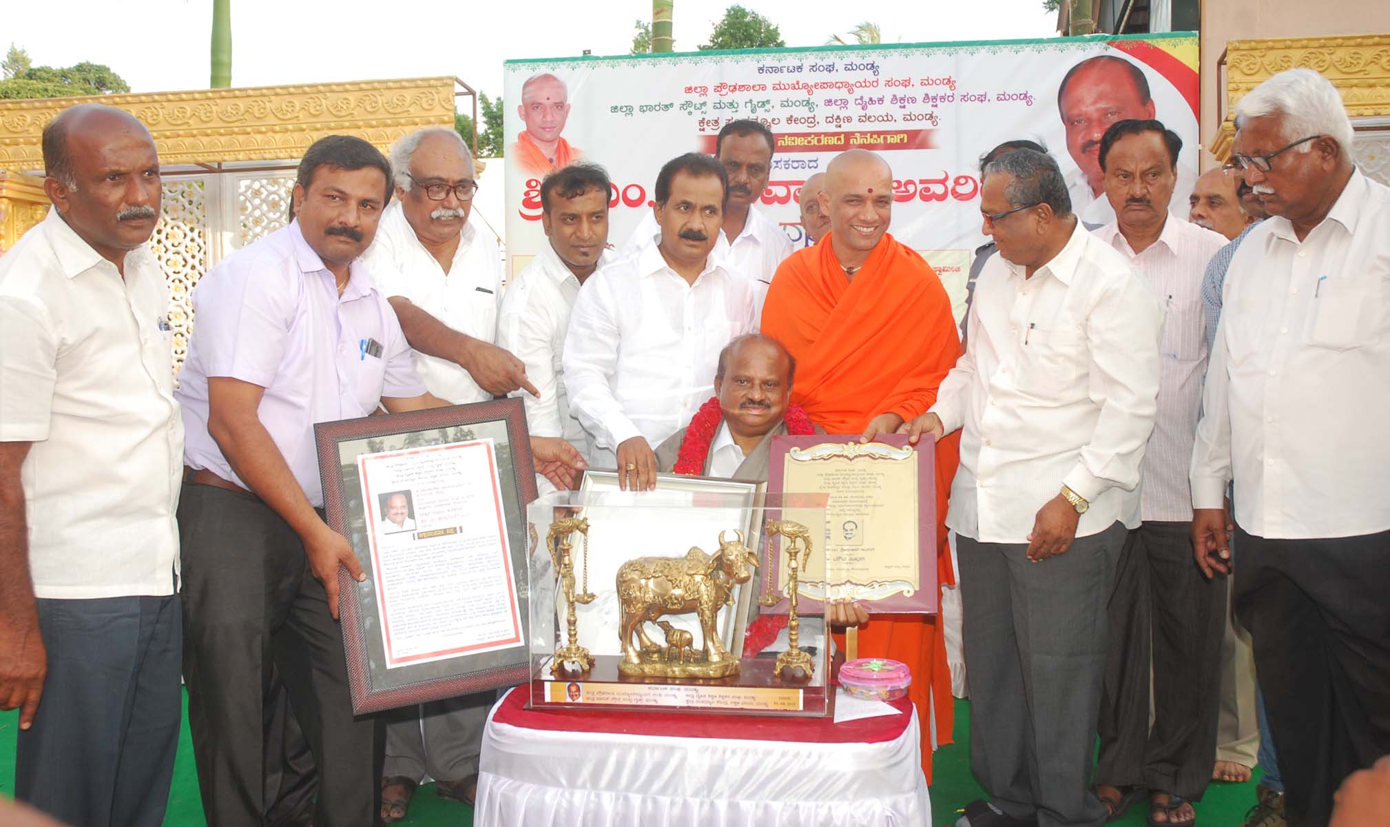 ಮಂಡ್ಯ: ಕೆವಿಎಸ್ ಆದರ್ಶ ಮೈಗೂಡಿಸಿಕೊಳ್ಳಲು ನಿರ್ಮಲಾನಂದನಾಥ ಸ್ವಾಮೀಜಿ ಸಲಹೆ