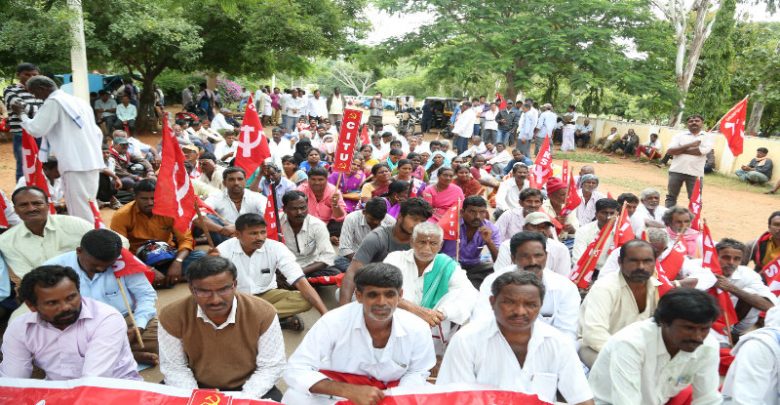 ಮೈಸೂರು: ಕೇಂದ್ರ ಸರಕಾರದ ಜನವಿರೋಧಿ ನೀತಿ ಖಂಡಿಸಿ ರೈತ ಸಂಘ, ಸಿಐಟಿಯು ಧರಣಿ