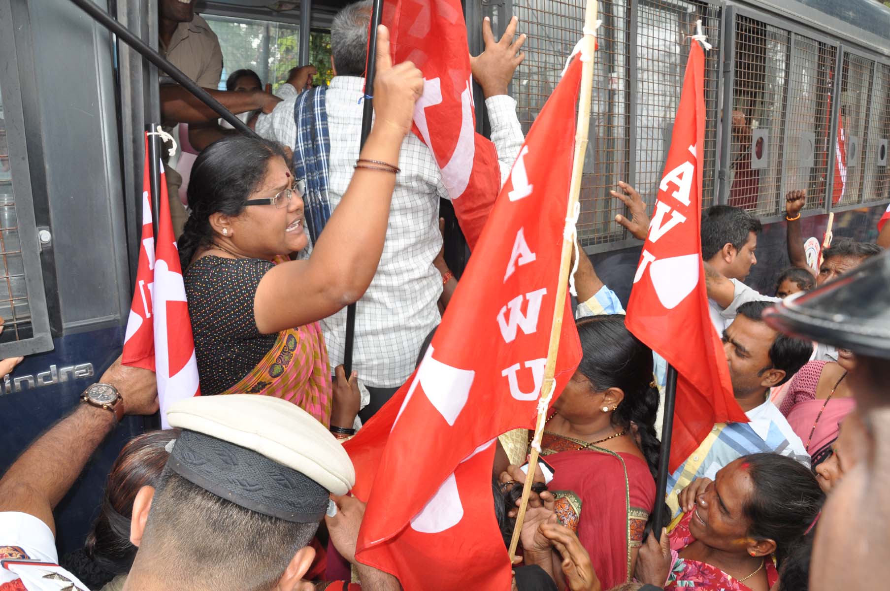 ಮಂಡ್ಯ: ವಿವಿಧ ಬೇಡಿಕೆ ಈಡೇರಿಕೆಗೆ ಆಗ್ರಹಿಸಿ ಜೈಲ್‍ಭರೋ; ಹಲವರ ಬಂಧನ