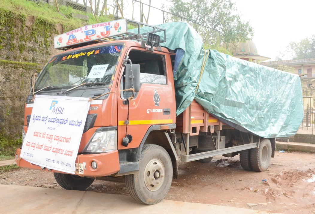 ಕೊಡಗು ಸಂತ್ರಸ್ತ ವಿದ್ಯಾರ್ಥಿಗಳ ನೆರವಿಗೆ ಬಂದ ಎಂಎಸ್‍ಐಎಲ್: 4.50 ಲಕ್ಷ ಮೌಲ್ಯದ ನೋಟ್ ಪುಸ್ತಕ ವಿತರಣೆ