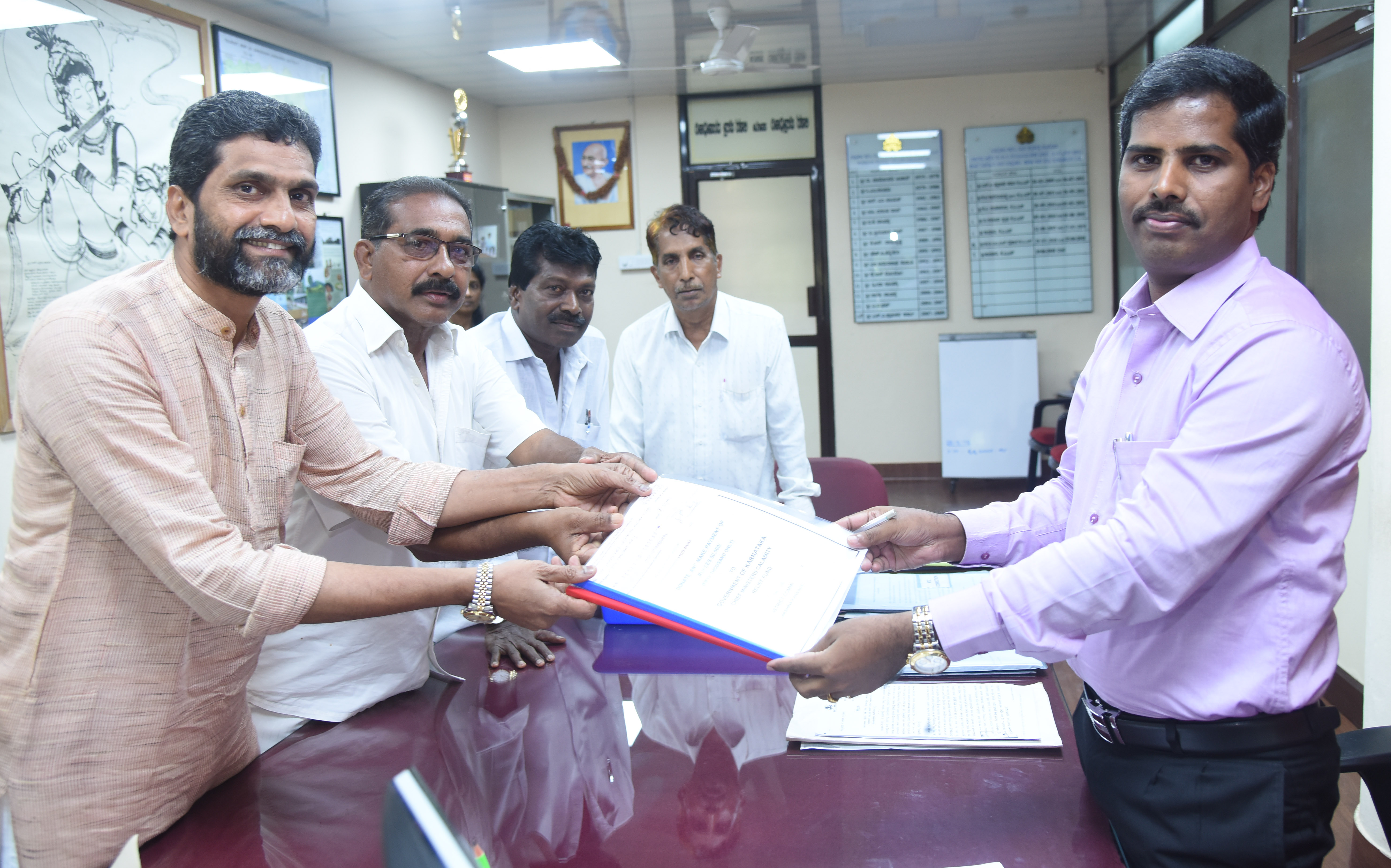 ನೆರೆ ಸಂತ್ರಸ್ತರಿಗೆ ಮತ್ಸ್ಯ ಮಾರಾಟಗಾರರು-ಏಜೆಂಟರ ಸಂಘದ ನೆರವು