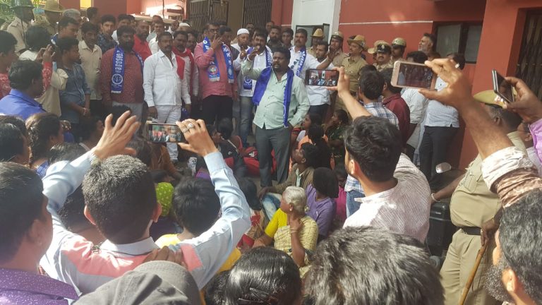 ಬೀದಿ ವ್ಯಾಪಾರಿಗಳ ಮೇಲೆ ಪೊಲೀಸರ ದೌರ್ಜನ್ಯ ಆರೋಪ: ಶಿವಾಜಿನಗರದಲ್ಲಿ ಬಿಗುವಿನ ವಾತಾವರಣ