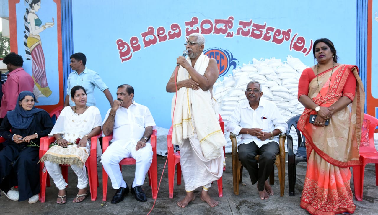 ಶ್ರೀಕೃಷ್ಣ ಜನ್ಮಾಷ್ಟಮಿ: ಪಚ್ಚನಾಡಿಯಲ್ಲಿ ಕವಿತಾ ಸನೀಲ್ ಅಕ್ಕಿ ವಿತರಣೆ