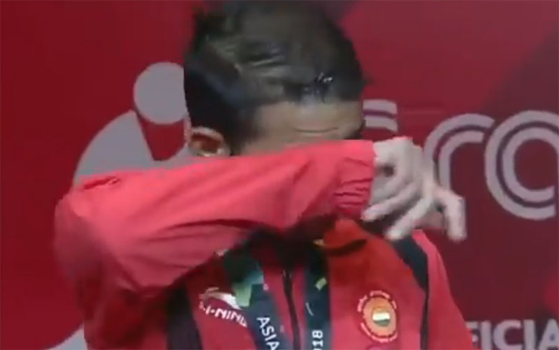 ರಾಷ್ಟ್ರಗೀತೆ ಹಾಡುವಾಗ ಭಾವುಕರಾಗಿ ಕಣ್ಣೀರಿಟ್ಟ ಅಮಿತ್ ಪಾಂಘಲ್