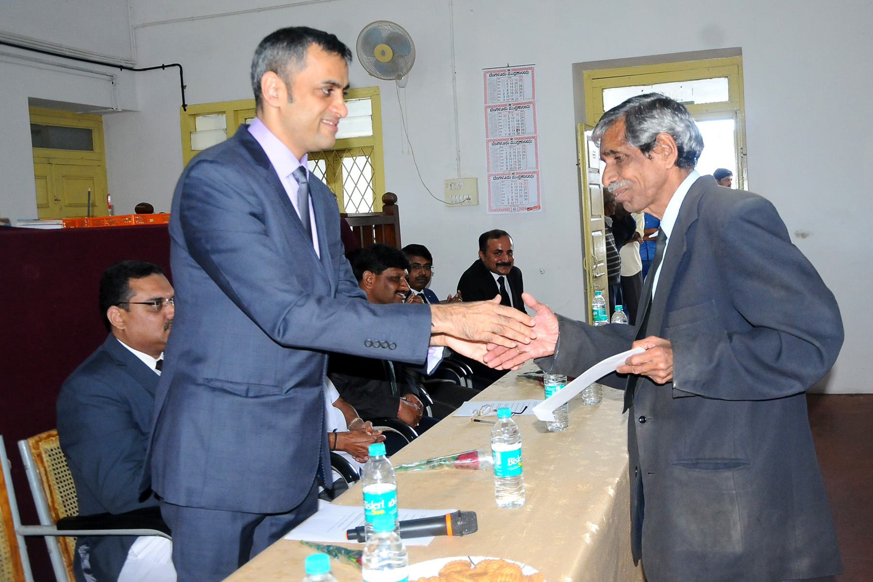 ಮಡಿಕೇರಿ: ಬೆಂಗಳೂರು ವಕೀಲರ ಸಂಘದಿಂದ ಸಂತ್ರಸ್ತ ವಕೀಲರಿಗೆ 7.50 ಲಕ್ಷ ರೂ. ಪರಿಹಾರ ವಿತರಣೆ