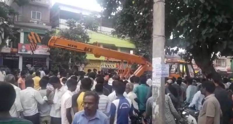 ಕ್ರೇನ್ ಢಿಕ್ಕಿ; ಪಾದಚಾರಿಗೆ ಗಂಭೀರ ಗಾಯ