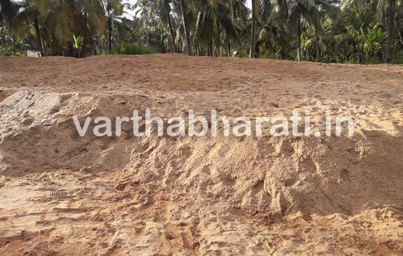 ಅಡ್ಯಾರ್: ಅಕ್ರಮ ಮರಳು ದಾಸ್ತಾನು ಅಡ್ಡೆ ಪತ್ತೆ; 5 ಲಕ್ಷ ರೂ. ಮೌಲ್ಯದ ಮರಳು ವಶ