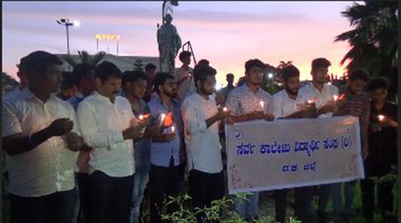 ಮಂಗಳೂರು: ಪಿಯು ಸರ್ವ ಕಾಲೇಜು ವಿದ್ಯಾರ್ಥಿ ಸಂಘದಿಂದ ಮೊಂಬತ್ತಿ ಪ್ರತಿಭಟನೆ