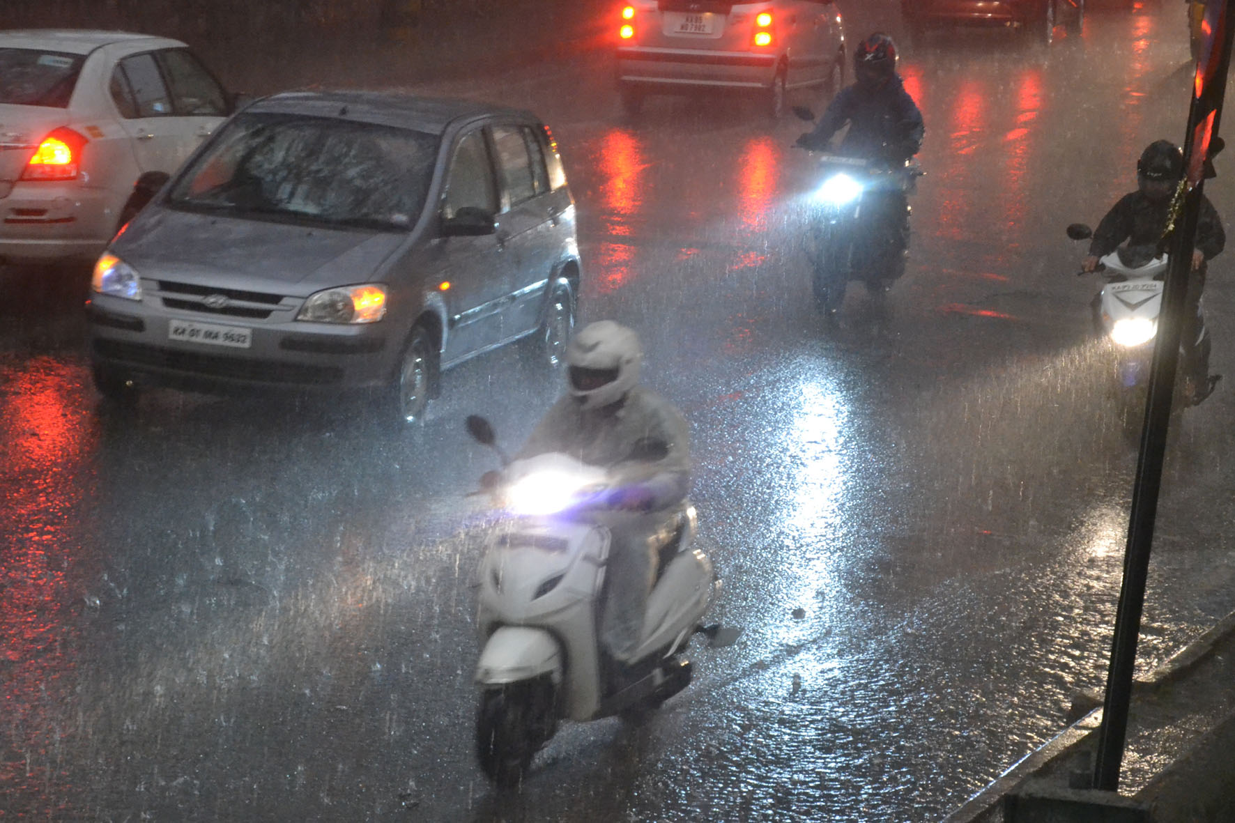 ಬೆಂಗಳೂರು: ಅಬ್ಬರದ ಮಳೆಗೆ ಹಲವು ಮರಗಳು ಧರೆಗೆ; ಇನ್ನೂ 3 ದಿನ ಮಳೆ ಸಾಧ್ಯತೆ