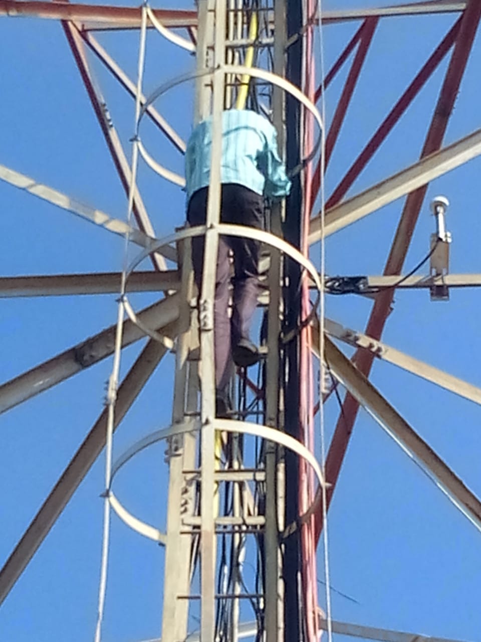 ಹನೂರು: ಕುಟುಂಬ ಕಲಹದಿಂದ ಬೇಸತ್ತು ಟವರ್ ಹತ್ತಿ ಕುಳಿತ ಮೂಕ ಯುವಕ