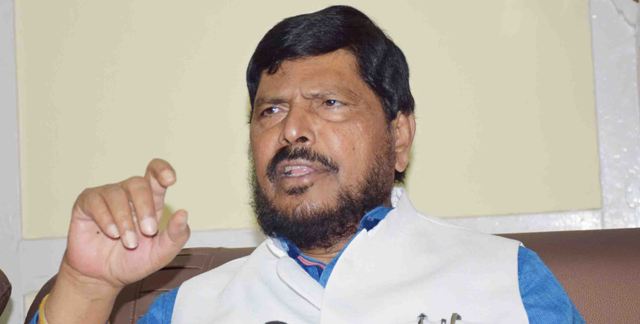 ನಾನು ಸಚಿವ, ಆದ್ದರಿಂದ ತೈಲ ಬೆಲೆಯೇರಿಕೆ ಬಿಸಿ ತಟ್ಟಿಲ್ಲ ಎಂದ ಕೇಂದ್ರ ಸಚಿವ ಅಠಾವಳೆ!