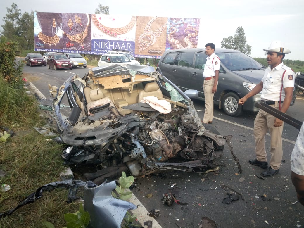 ಮಂಡ್ಯ: ಭೀಕರ ರಸ್ತೆ ಅಪಘಾತಕ್ಕೆ ಮಹಿಳೆ ಬಲಿ; ನಾಲ್ವರು ಗಂಭೀರ