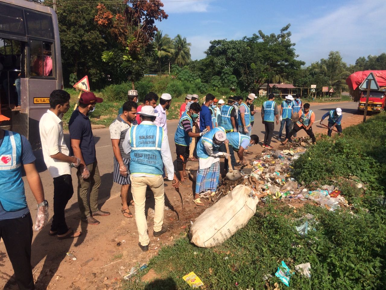 ಕಬಕ: ಎಸ್ಕೆಎಸ್ಸೆಸ್ಸೆಫ್ ವತಿಯಿಂದ ಪರಿಸರ ಸ್ವಚ್ಚತಾ ಕಾರ್ಯಕ್ರಮ