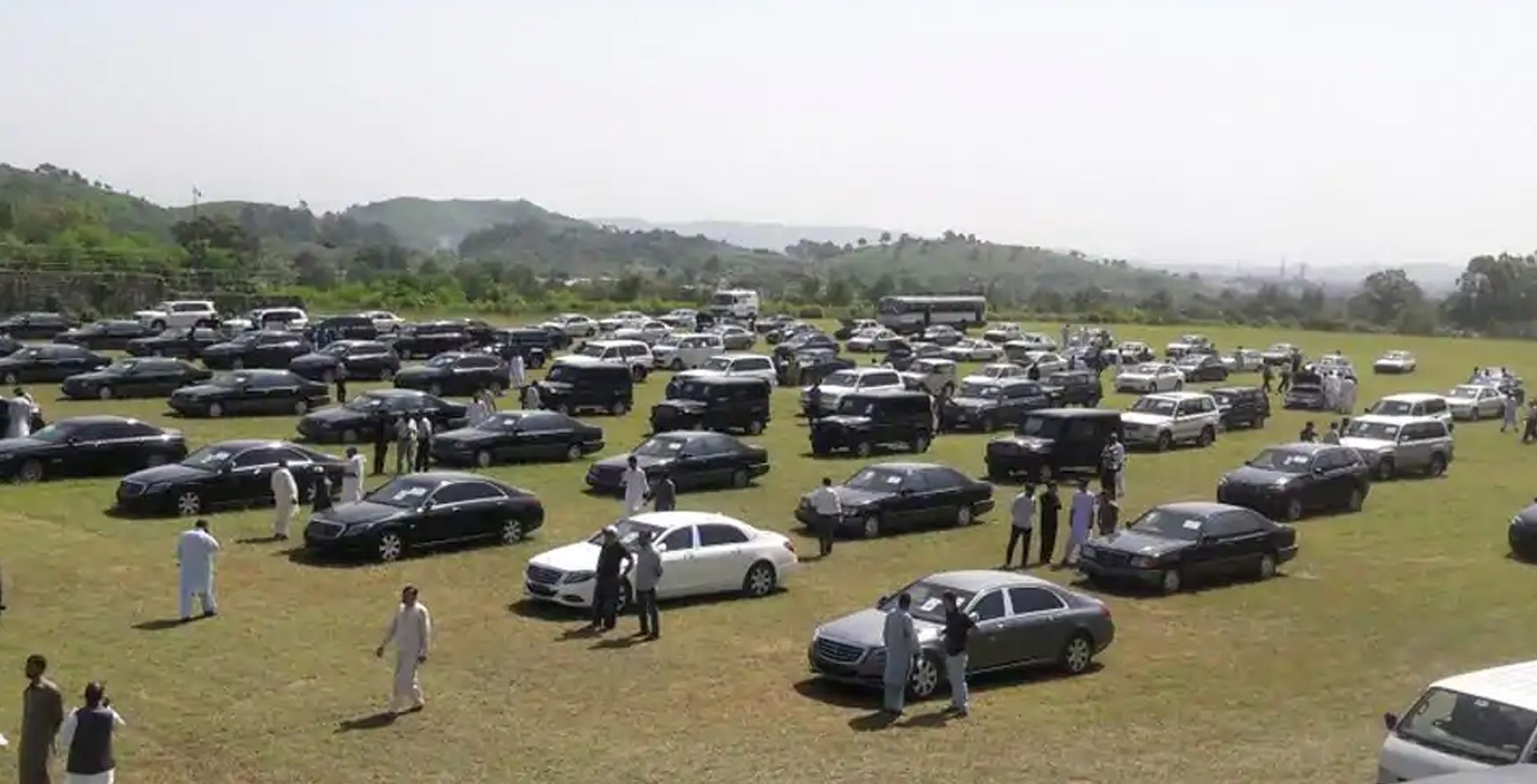 ಪಾಕ್: 70 ವಿಲಾಸಿ ಕಾರುಗಳನ್ನು ಮಾರಿದ ಸರಕಾರ