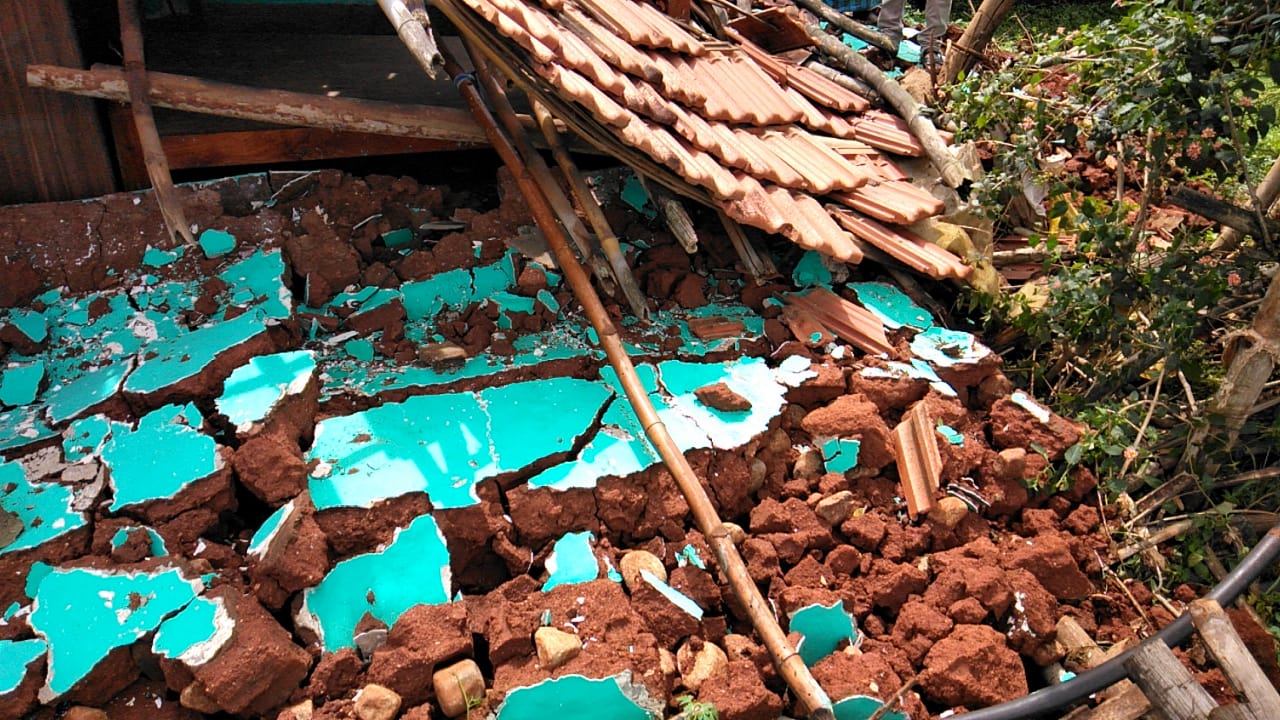 ಹನೂರು: ಧಾರಕಾರ ಮಳೆಗೆ ಮನೆ ಗೋಡೆ ಕುಸಿತ