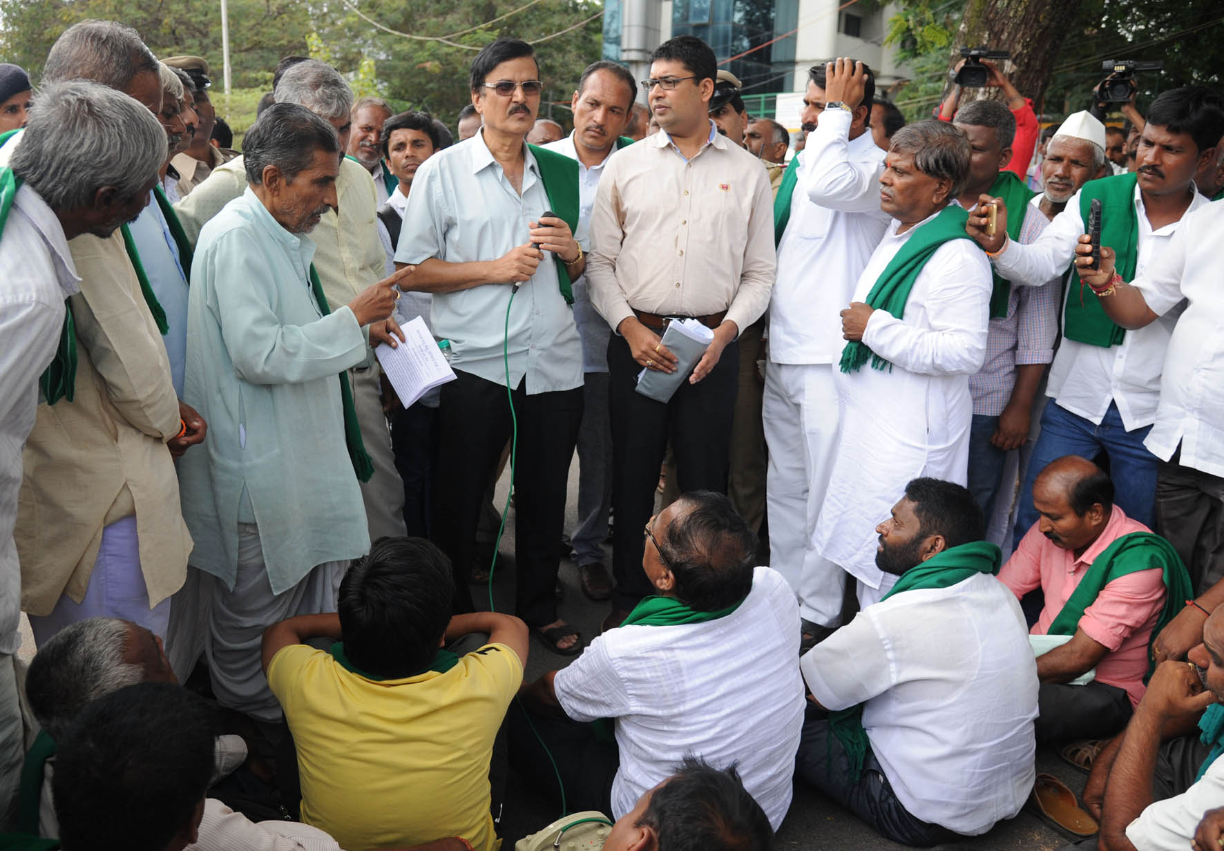 ವಿವಿಧ ಬೇಡಿಕೆ ಈಡೇರಿಕೆಗೆ ಒತ್ತಾಯಿಸಿ ಕಬ್ಬು ಬೆಳೆಗಾರರಿಂದ ವಿಧಾನಸೌಧ ಮುತ್ತಿಗೆ